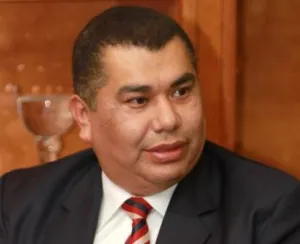 Quiere López Zavala la mini; pide consulta abierta y