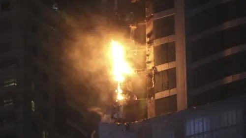 Espectacular incendio en una torre residencial de 86 plantas en Dubai
