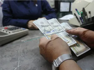 Bancos capitalinos venden el dólar hasta en 18.26 pesos