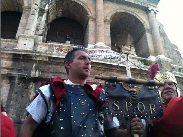 Centuriones protestan en Roma; se dejan ver por las calles