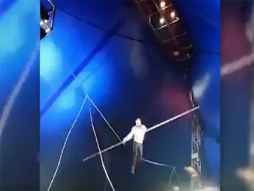 Video: Acróbata cae de la cuerda floja durante actuación