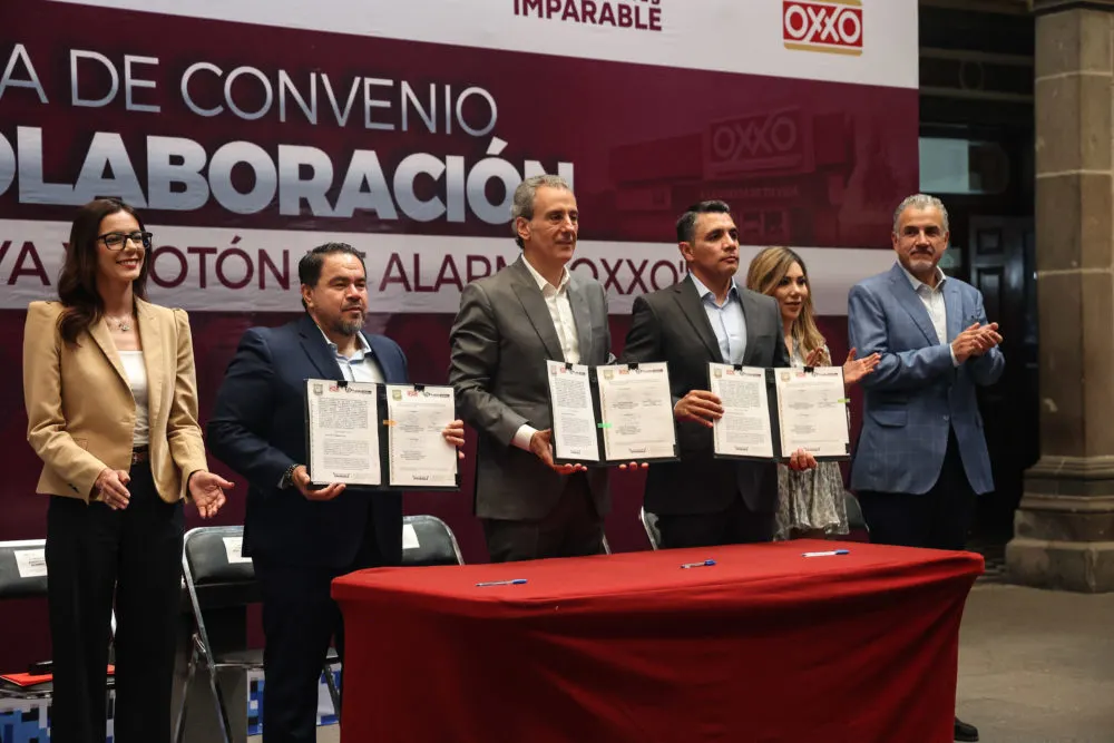 Ayuntamiento de Puebla firma convenio con Oxxo para instalar 30 torres de vigilancia y botones de alarma