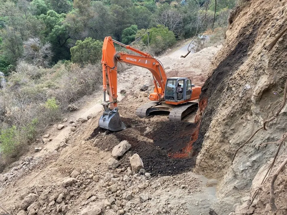 Derrumbe bloquea camino entre Tochimizolco y Zacatempa