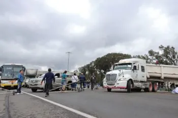 Transportistas anuncian bloqueo de la autopista México-Puebla este lunes por ola de asaltos