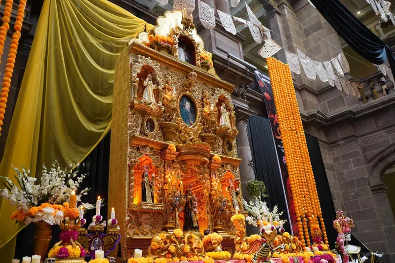 Más de 100 mil personas visitaron la ofrenda del Palacio Municipal durante el Festival “La Muerte es un Sueño”