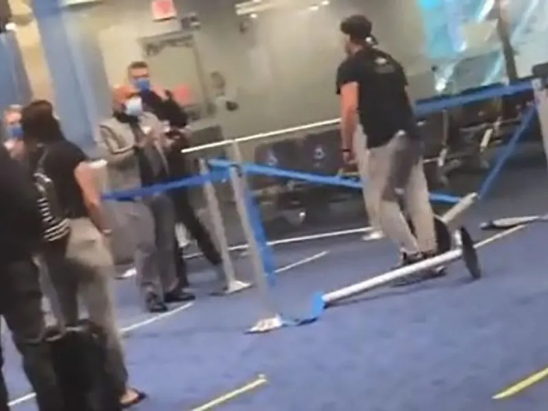 Hombre agrede a personal de aeropuerto por pedirle usar cubrebocas