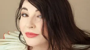 Reina Isabel II otorga medalla a la cantante Kate Bush