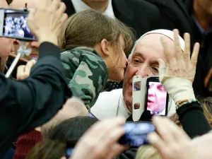 Indigente da a luz en el Vaticano; el Papa le ofrece refugio por un año