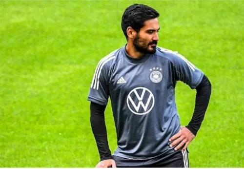 Ilkay Gundogan, centrocampista del Manchester City, da positivo a Covid-19