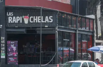 Denuncian golpiza de cadeneros a dos jóvenes en bar Las Rapichelas de Lomas de Angelópolis
