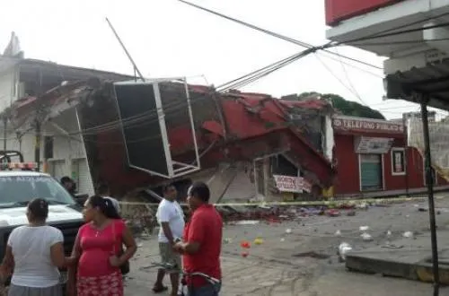 Viviendas afectadas y puente colapsado tras sismo de 6.1 en Oaxaca