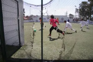 Canchas de pasto sintético, en malas condiciones