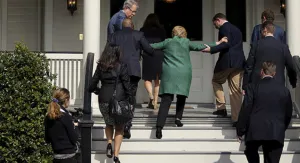 Si no se recupera Hillary podría ser sustituida