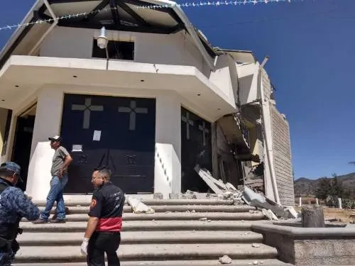 Pirotecnia ‘vuela’ capilla en Hidalgo; hay dos lesionados