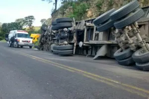 Tráiler sufre volcadura en la federal México-Puebla