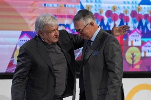 AMLO sostiene a Salinas Pliego en consejo asesor y duda de WSJ por ligarlo a estafa Fertinal-Pemex