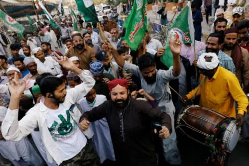 Pakistán urge a India al diálogo para evitar guerra