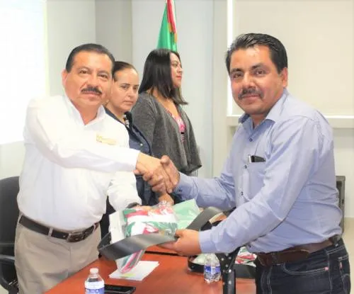 La sección 23 del SNTE  entregó 186 Lábaros Patrios para las 19 regiones educativas de Puebla