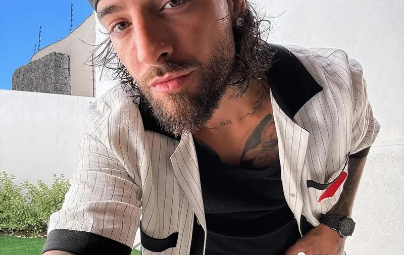 Maluma sorprende al cantar con mariachi
