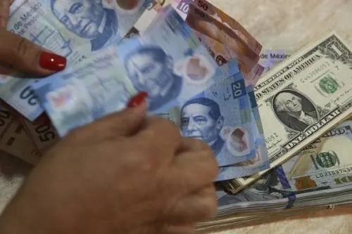 El dólar inicia el año a la baja en ventanillas bancarias