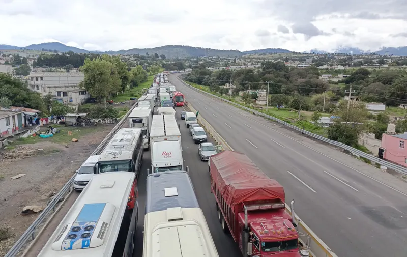 Bloquean ejidatarios la autopista México-Puebla
