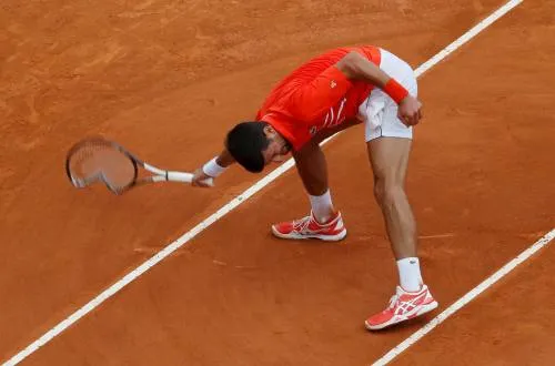 Djokovic enloquecido destroza su raqueta