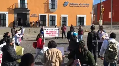 Trabajadores del ICATEP se manifiestan frente a casa Aguayo, exigen la destitución del director