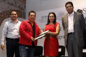 STPS y Secotrade entregan apoyos económicos a 69 personas