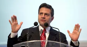 Defiende EPN al Ejército de desaparición de normalistas