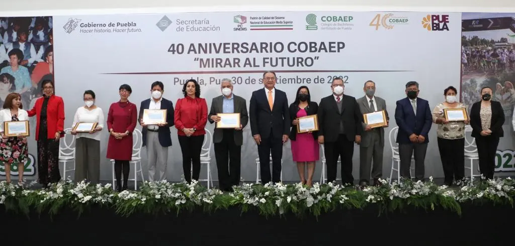 Celebra COBAEP 40 aniversario; personal es reconocido por años de servicio