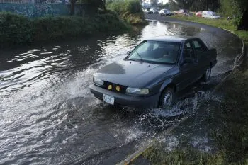 Tormenta en Puebla provoca caída de bardas, espectaculares, vidrios del Sky Bridge y encharcamientos
