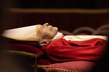 Miles de personas despiden a Benedicto XVI en la capilla ardiente del Vaticano