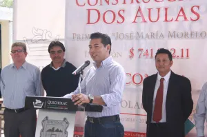 Néstor Camarillo inicia construcción de aulas para primaria de Coscomaya