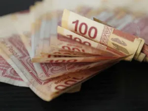 El peso mexicano cae al lugar 10 en monedas más operadas