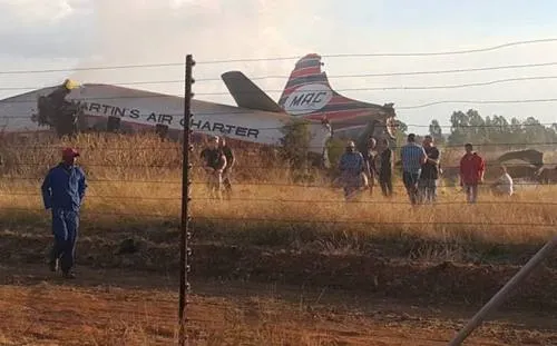 Un muerto y 20 heridos al estrellarse avión durante vuelo de prueba en Sudáfrica