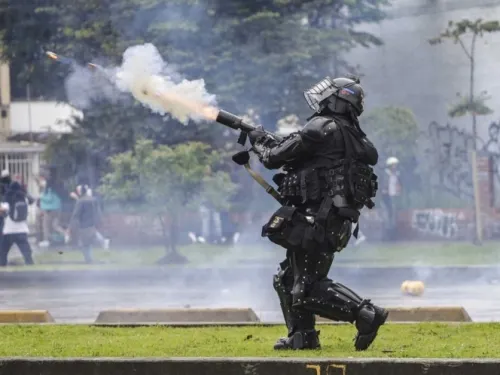 Ordenan toque de queda en Bogotá ante manifestaciones