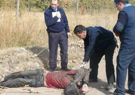 Hallan camioneta con cadáver putrefacto en un canal
