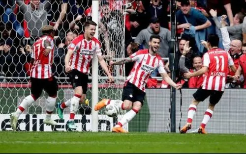 “Chucky” y PSV se coronan en Holanda tras golear al Ajax