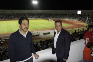 Enrique Agüera recibe apoyo en el partido Lobos contra Puebla
