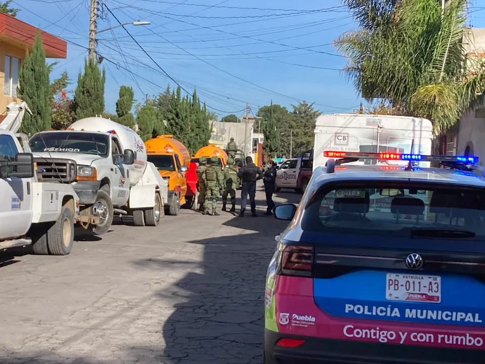 Policía municipal asegura 5 pipas “huachigaseras” en Xonacatepec