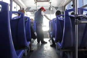 Exigen transportistas aumento de un peso a tarifa del pasaje
