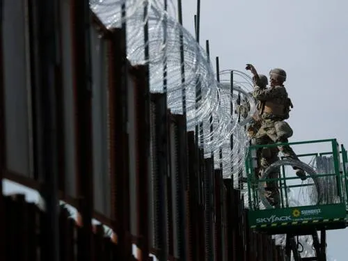 EU cierra paso fronterizo para reforzar barricadas ante arribo de migrantes