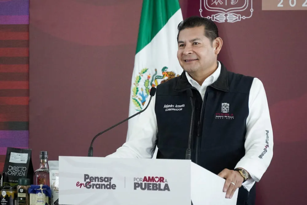 “Está en chino ir a China” asegura gobernador por carga de trabajo en Puebla