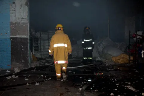 Bomberos extinguió incendio en recicladora de madera en Carretera Federal a Atlixco