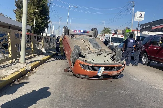 Frente al Colegio Americano, mujer vuelca su carro