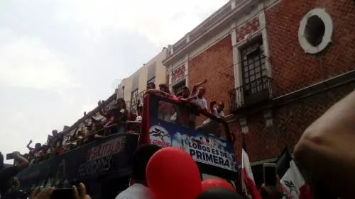 Cientos de aficionados celebran con Lobos BUAP su pase a 1ra división