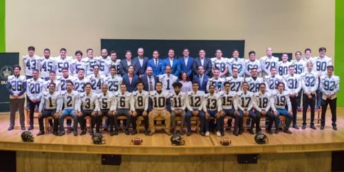 Entrega el Rector Alfonso Esparza jerseys al equipo de futbol americano de la BUAP