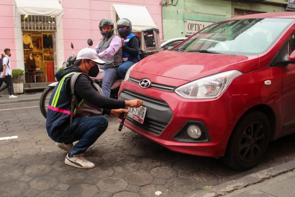 Hurtan placas de parquímetros en el Centro Histórico de Puebla, al momento van 10