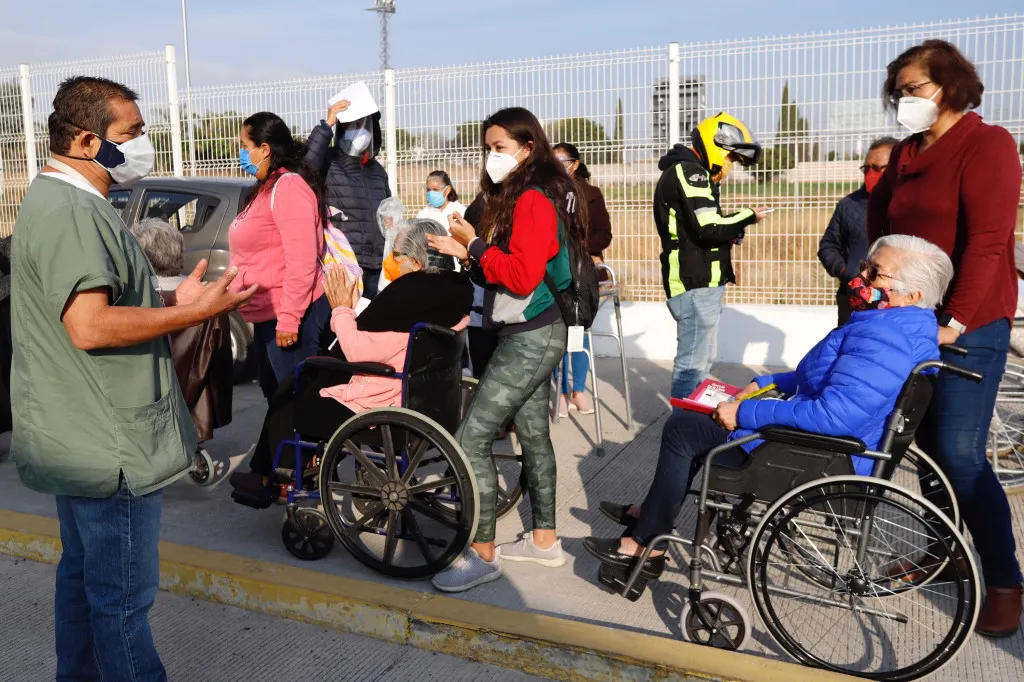 Vacunas en Puebla capital: del desastre burocrático al éxito del sentido común