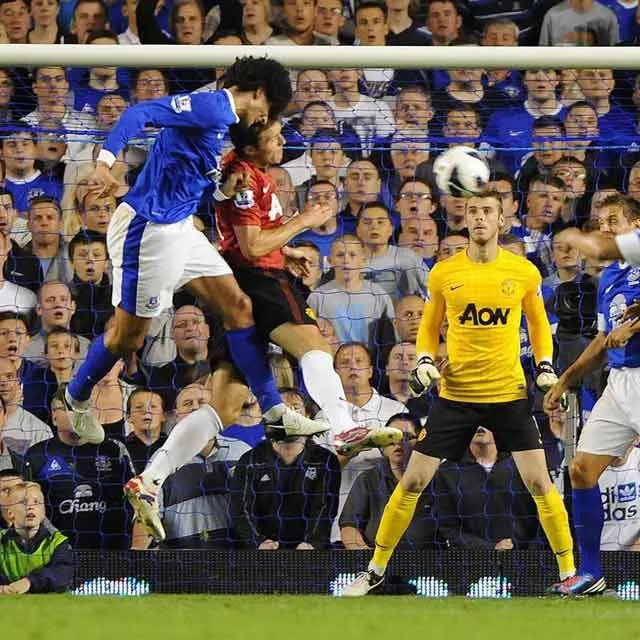 Tropieza ManU en debut ante Everton, Chicharito, en la tribuna